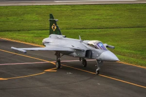 El Gripen F biplaza de Saab completa su primer vuelo, con Brasil como cliente de lanzamiento