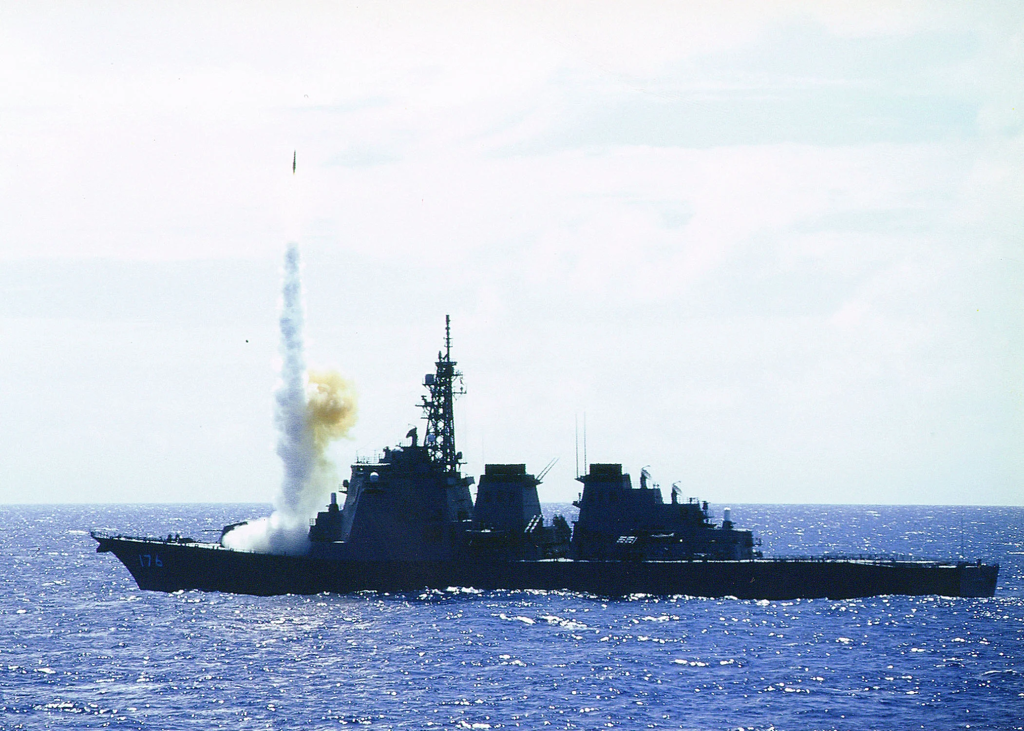 Japón realiza su primer disparo real de un misil de crucero Tomahawk desde el destructor JS Chokai