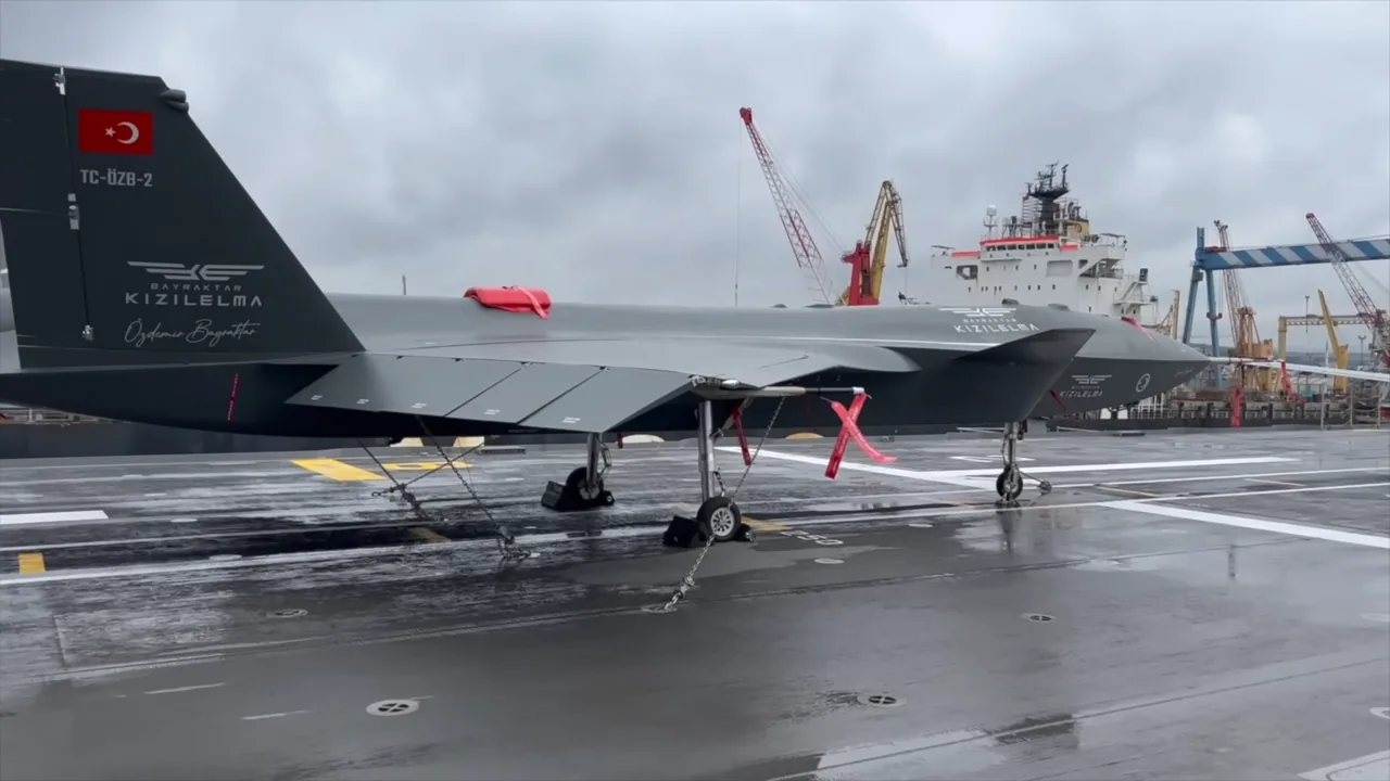The Bayraktar Kızılelma on the deck of TCG Anadolu. It is a carrier-capable unmanned combat aircraft able to take off from the ship over a short distance. (Photo: Wikimedia Commons, CC BY 3.0)
