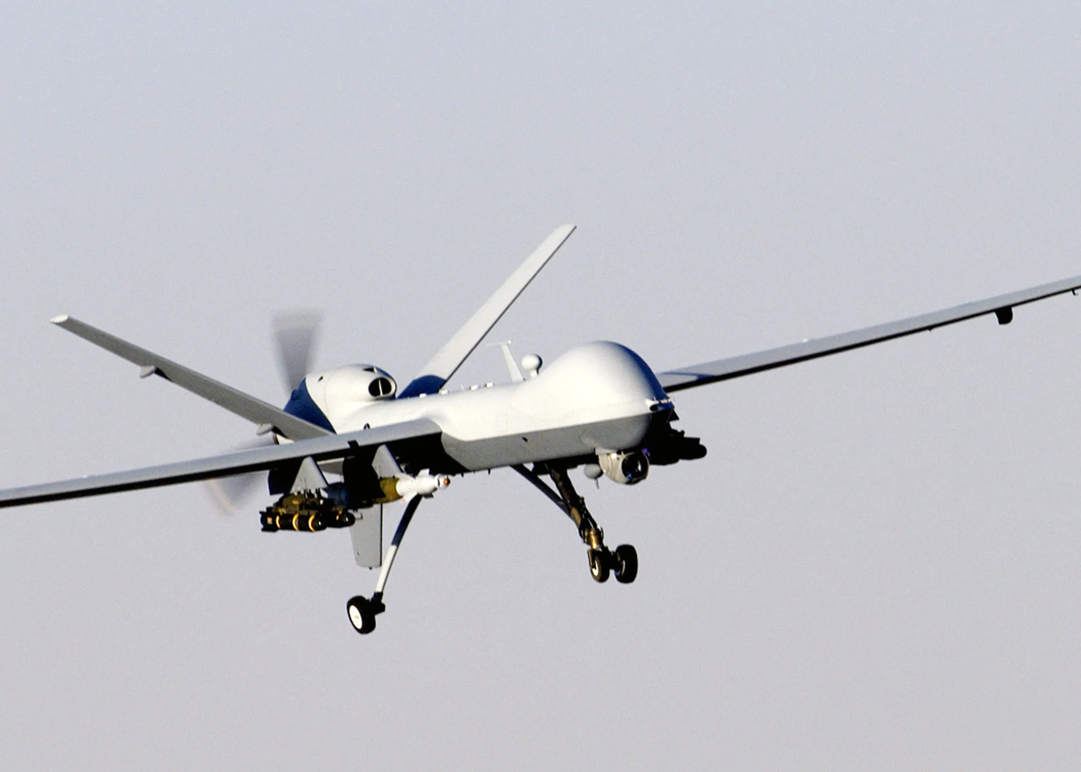 مسيّرة MQ-9 ريبر مسلّحة تهبط وعجلاتها مفرودة. الجناح الطويل والسرعة المنخفضة اللذان يمنحانها قدرة التحليق الطويل في الأجواء المأمونة يتحوّلان إلى نقطة ضعف حين تعمل الدفاعات الجوية.