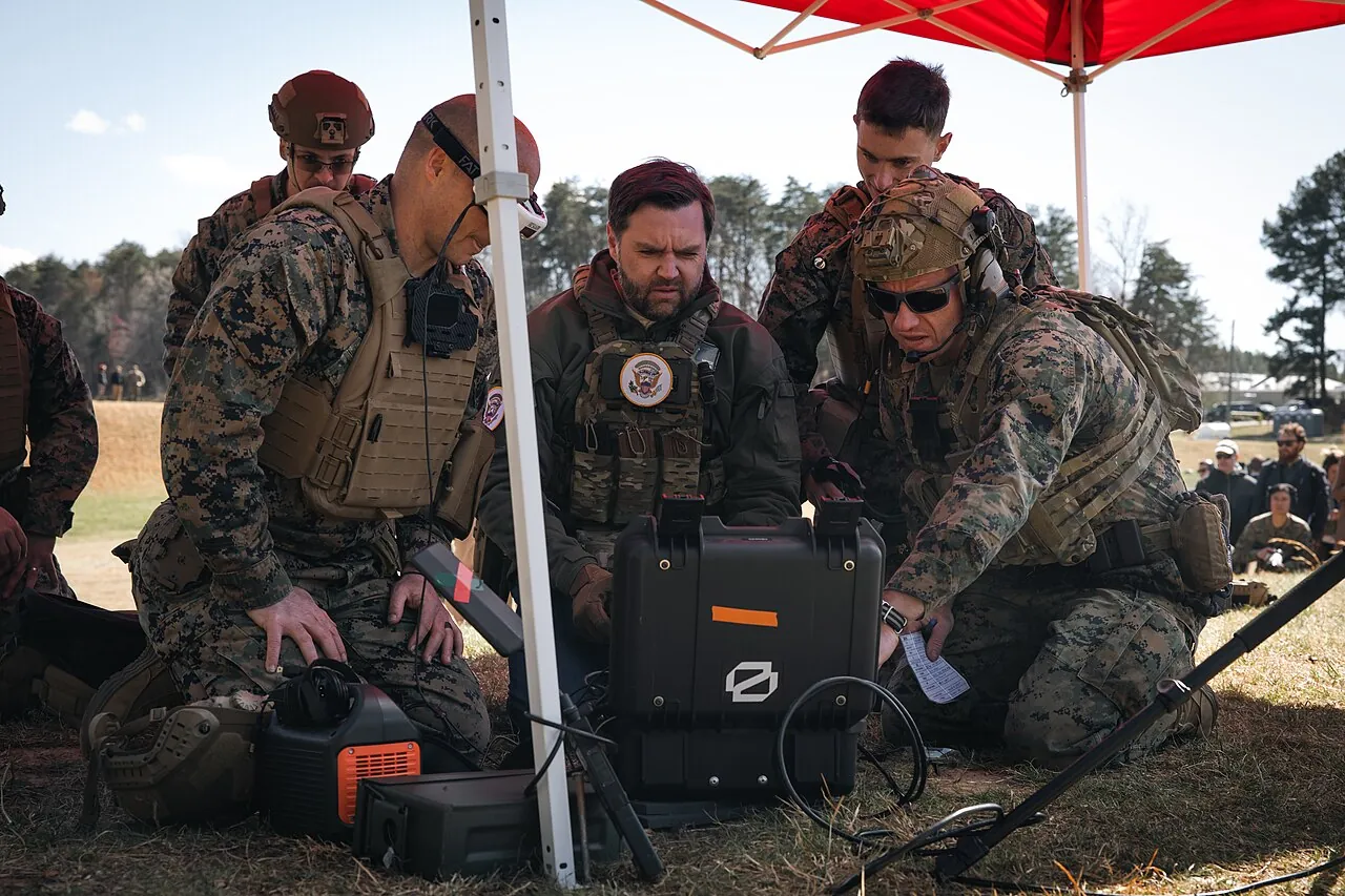 Operador militar controlando un dron desde una estacion terrestre