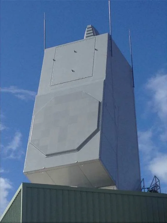 Крупный план антенной решётки радара AN/SPY-6(V)1 AMDR.