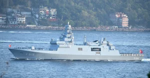 Türkiye bota la sexta fragata clase Estambul, la TCG Karadeniz, en el astillero Sedef