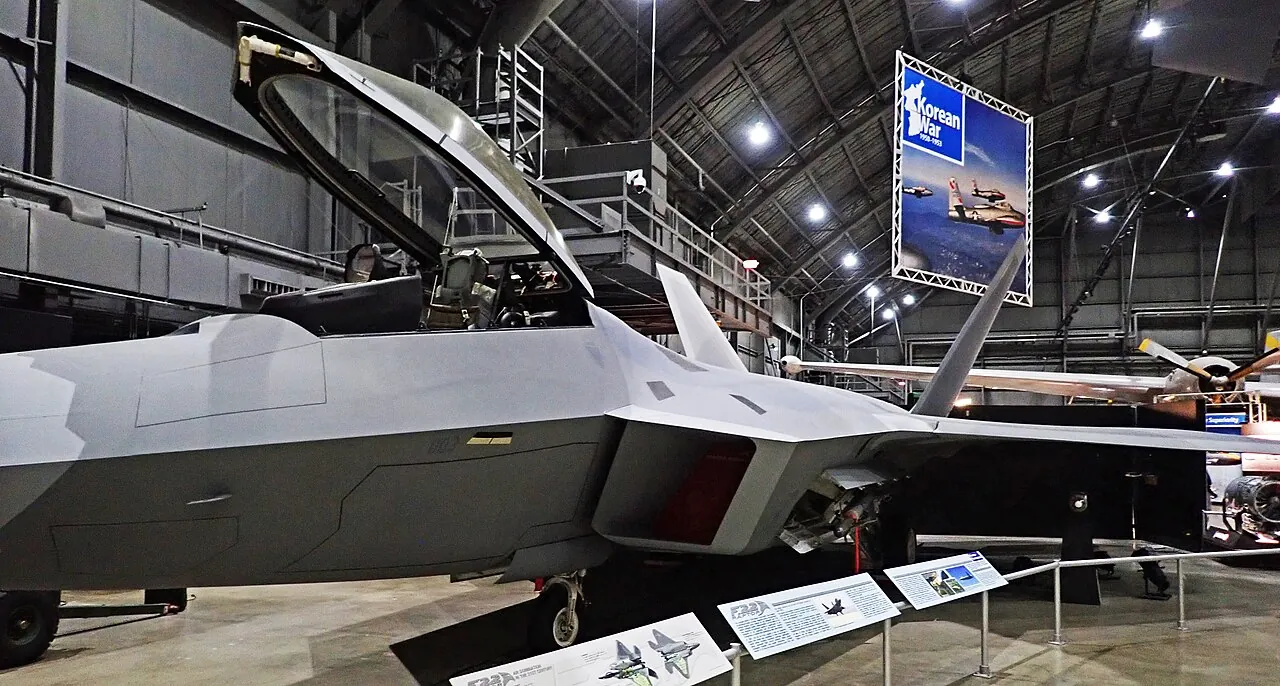 Tecnologia furtiva (Stealth) y Seccion Radar (RCS): que son y como se diseña un caza invisible al radar 6 Bahia interna de armamento de un caza furtivo abierta
