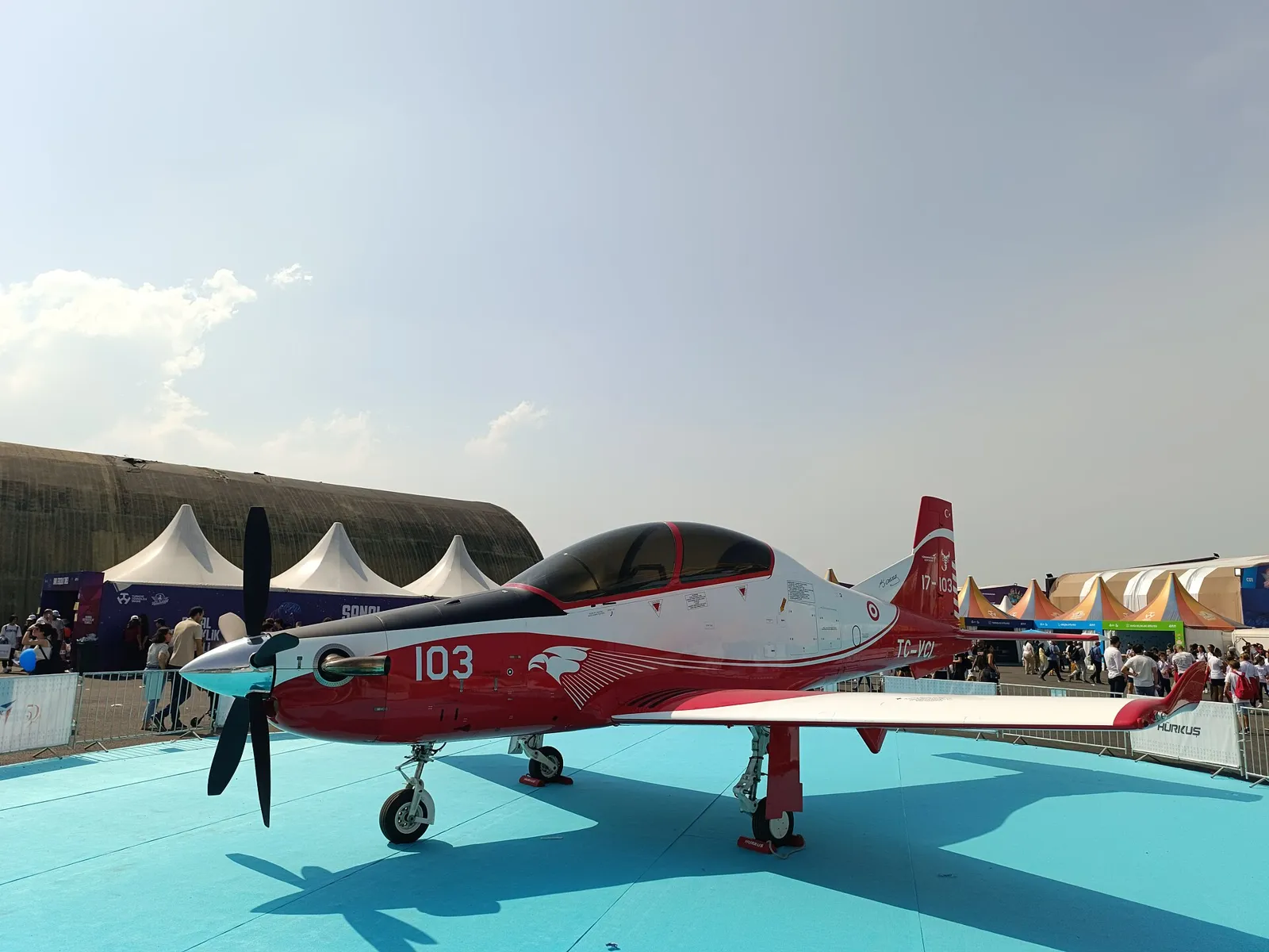 Учебно-тренировочный самолёт HÜRKUŞ разработки TUSAŞ на фестивале Teknofest 2023. Источник: Wikimedia Commons.
