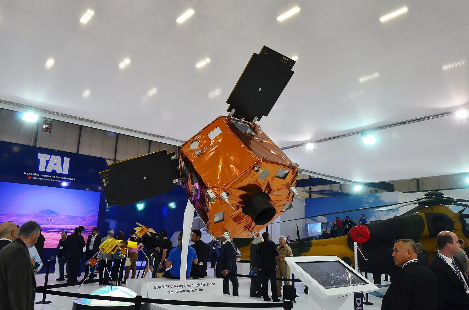 Stand de TUSAŞ (Turkish Aerospace) en la feria de defensa IDEF de Estambul, escaparate de sus programas de ingeniería.