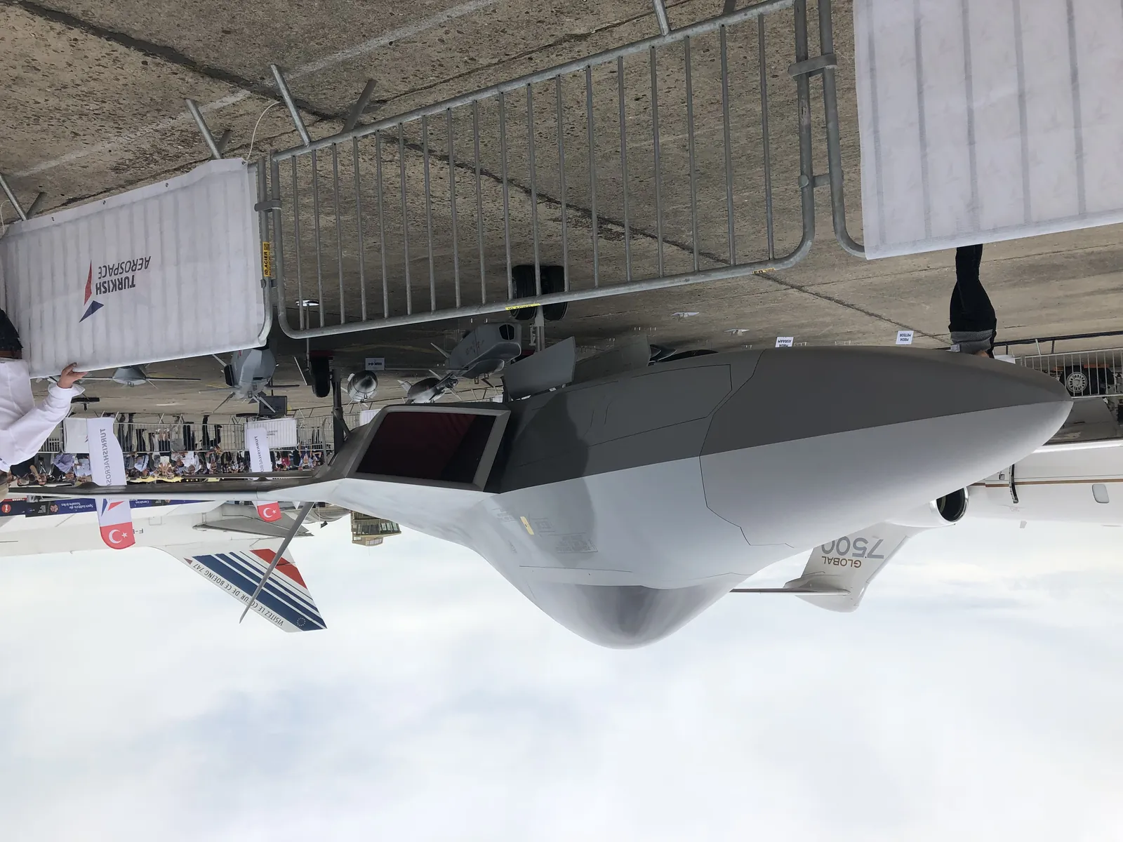 KAAN maketi, Paris Le Bourget 2019 fuarında; 5. nesil hatlar ve çift motor mimarisi maket üzerinden gösterildi. Kaynak: Wikimedia Commons