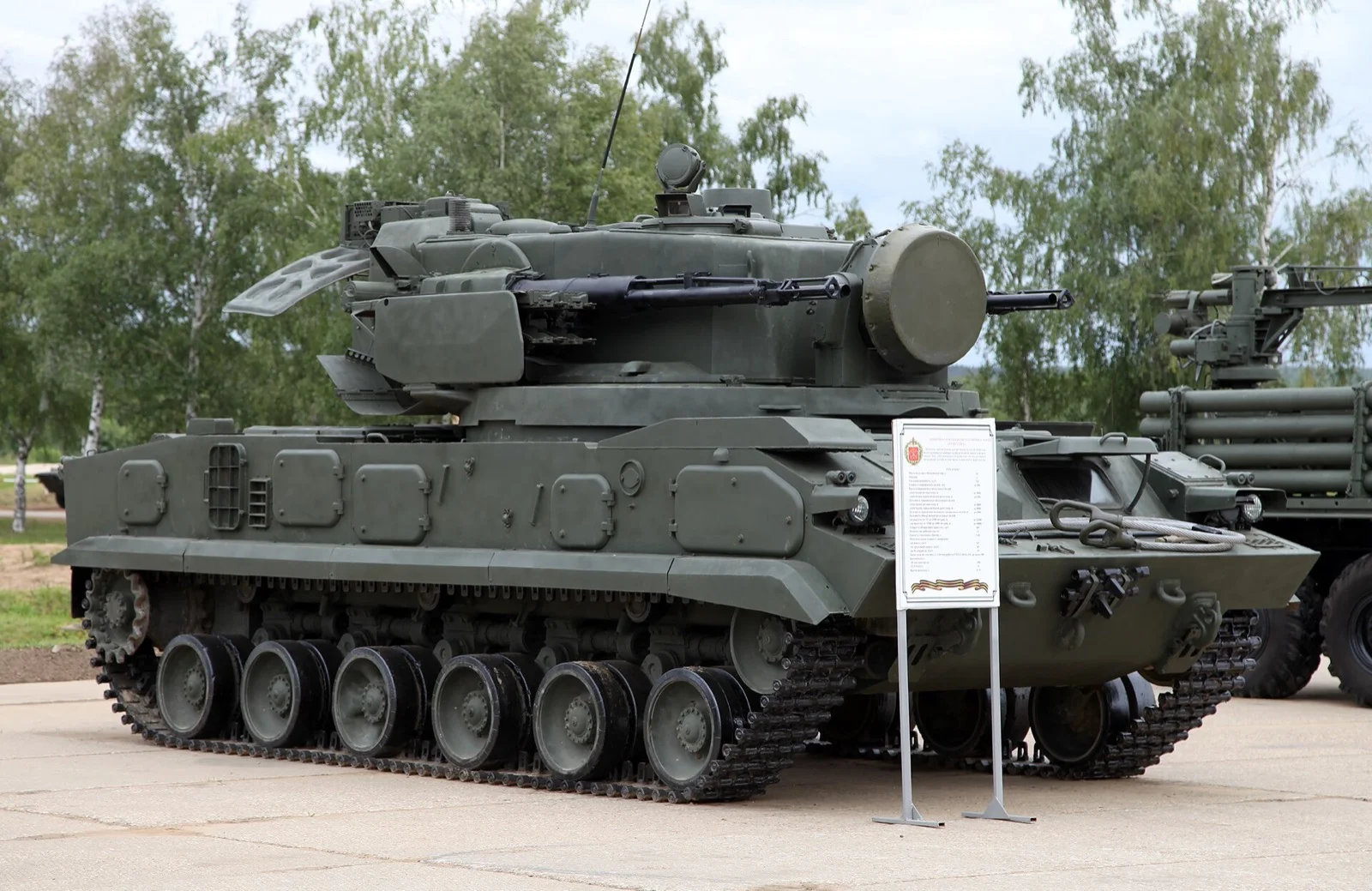 Dünyanın En İyi 10 Kısa Menzilli Hava Savunma Sistemi: KORKUT Zirvede — Gepard, Pantsir-S1, Skyranger Karşılaştırması 17 2K22M Tunguska-M çift 30 mm top ve 9M311 füzeli Rus hava savunma aracı