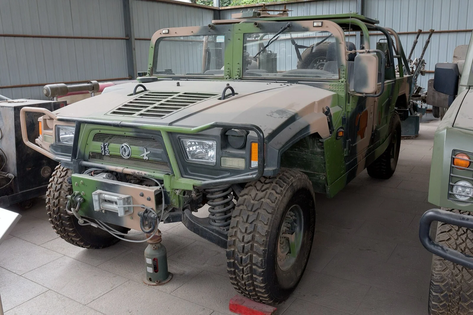 Çin yapımı Dongfeng EQ2050 Mengshi 4x4 taktik araç