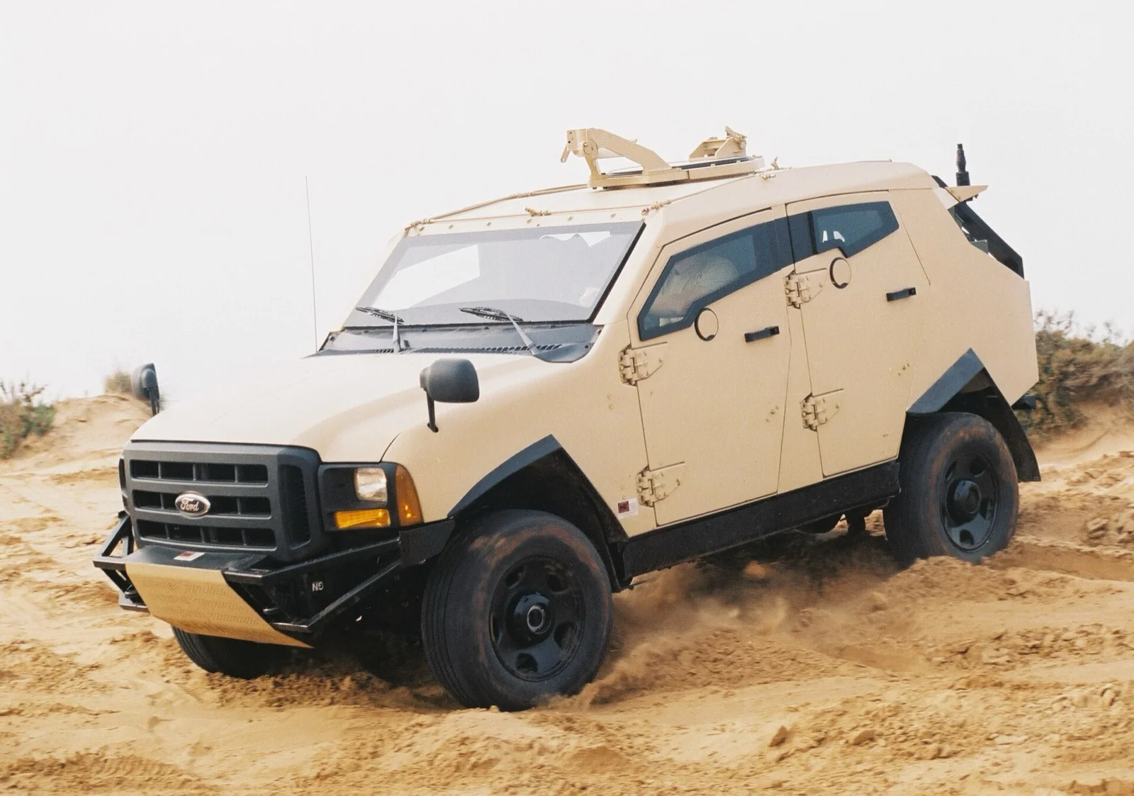 İsrail yapımı Plasan SandCat 4x4 hafif zırhlı araç arazide