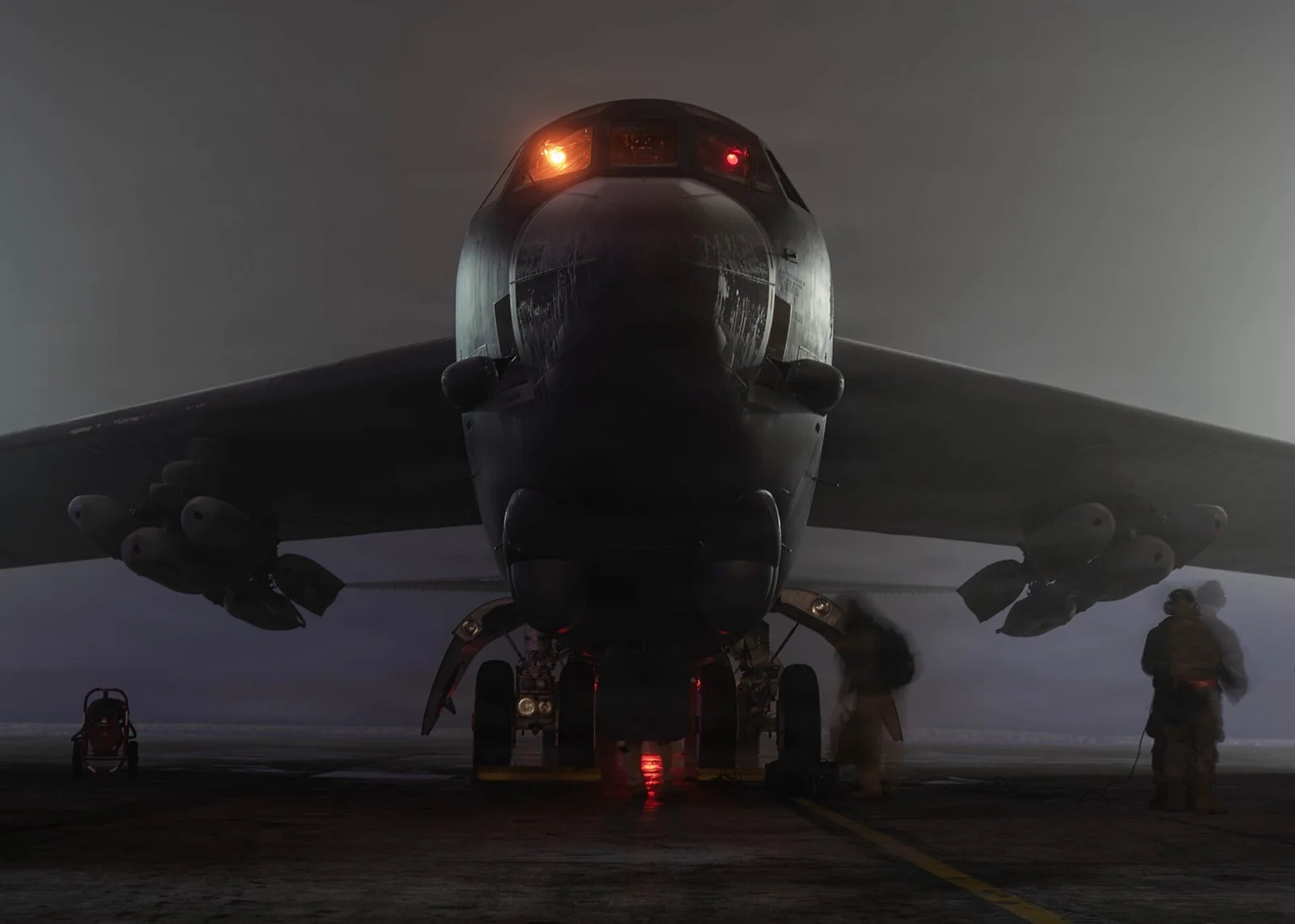 قاذفة B-52H ليلاً على المدرج محمّلة بالأسلحة تحت الجناحين