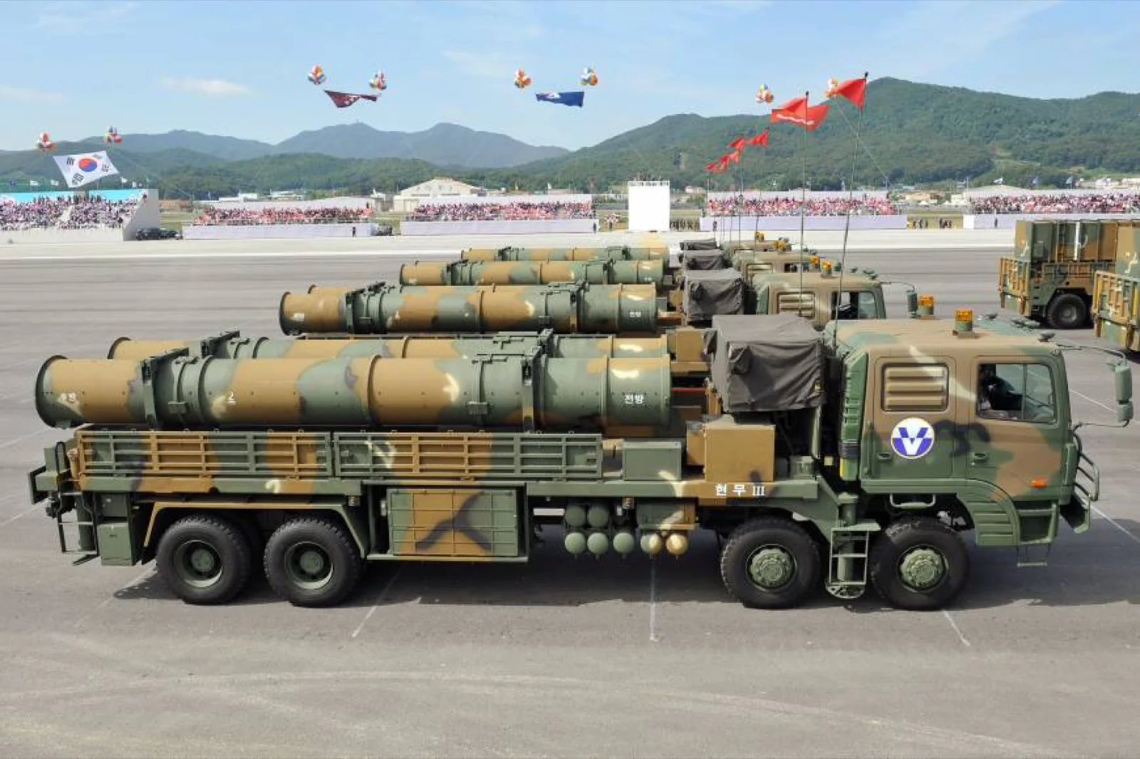 Dünyanın En İyi 10 Seyir Füzesi: SOM Zirvede — Tomahawk, Storm Shadow ve Kalibr Karşılaştırması (2026) 15 Hyunmoo-III seyir füzesi fırlatma aracı geçit töreninde