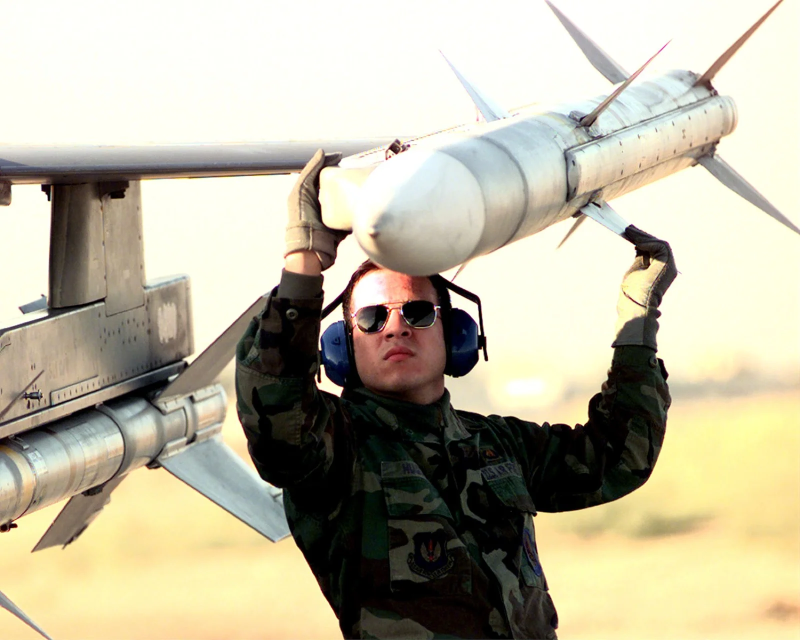 Dünyanın En İyi 10 Hava-Hava Füzesi: GÖKDOĞAN Zirvede — Meteor, AMRAAM ve PL-15E Karşılaştırması 19 ABD yapımı AIM-120 AMRAAM orta menzilli hava-hava füzesi