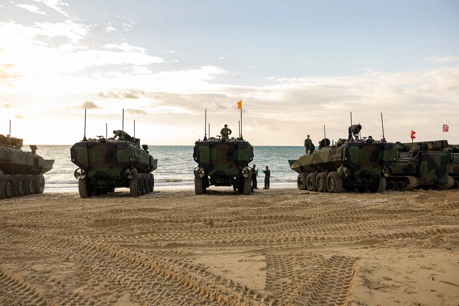 ABD Deniz Piyadeleri ACV 8x8 amfibi muharebe araçları sahilde