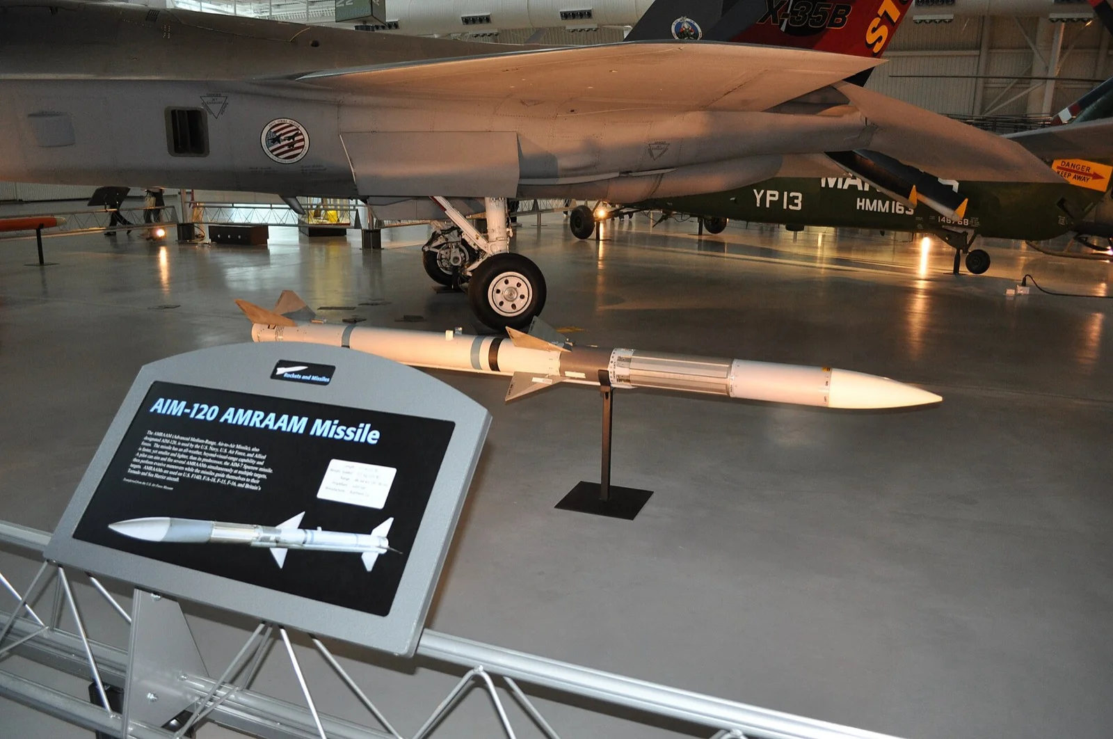AIM-120 AMRAAM hava-hava füzesi
