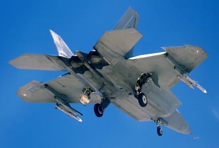 AIM-120 AMRAAM F-22 Raptor iç bomba yatağında