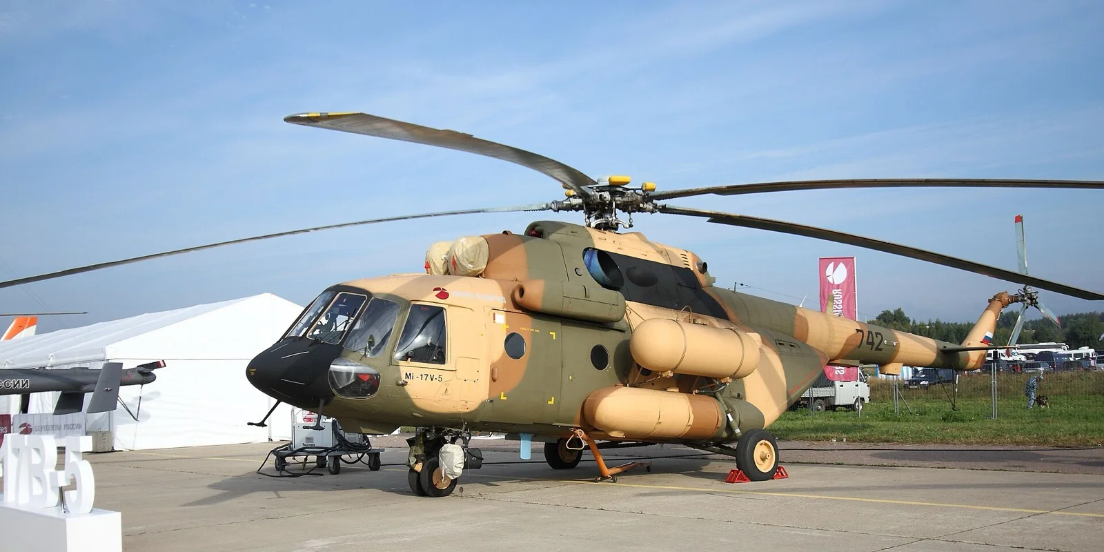 Mi-17V-5 genel maksat helikopteri havaalanı pistinde