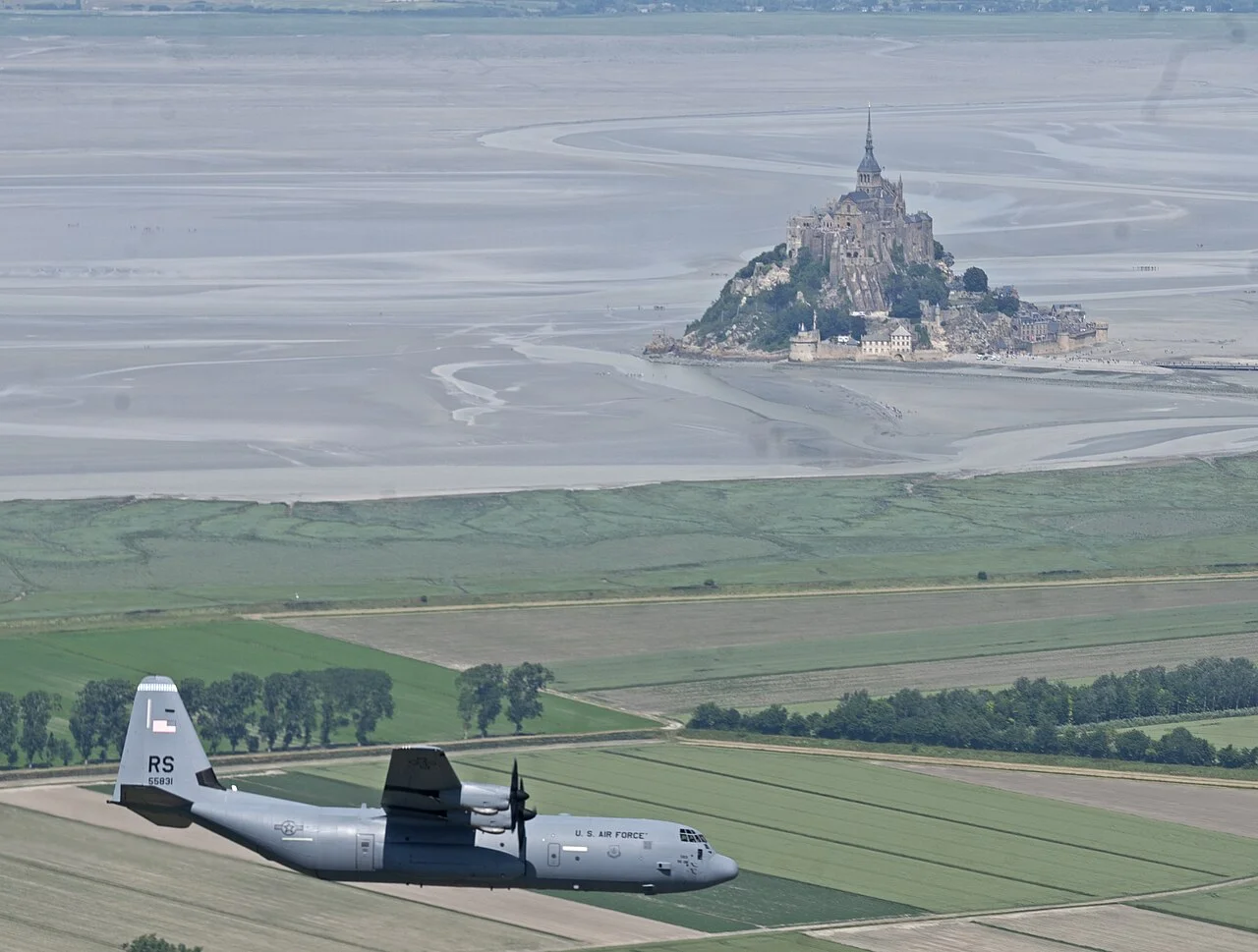 C-130J Super Hercules: характеристики и модификации 4 Удлинённый C-130J-30 86-го авиатранспортного крыла ВВС США пролетает над Мон-Сен-Мишель, Франция