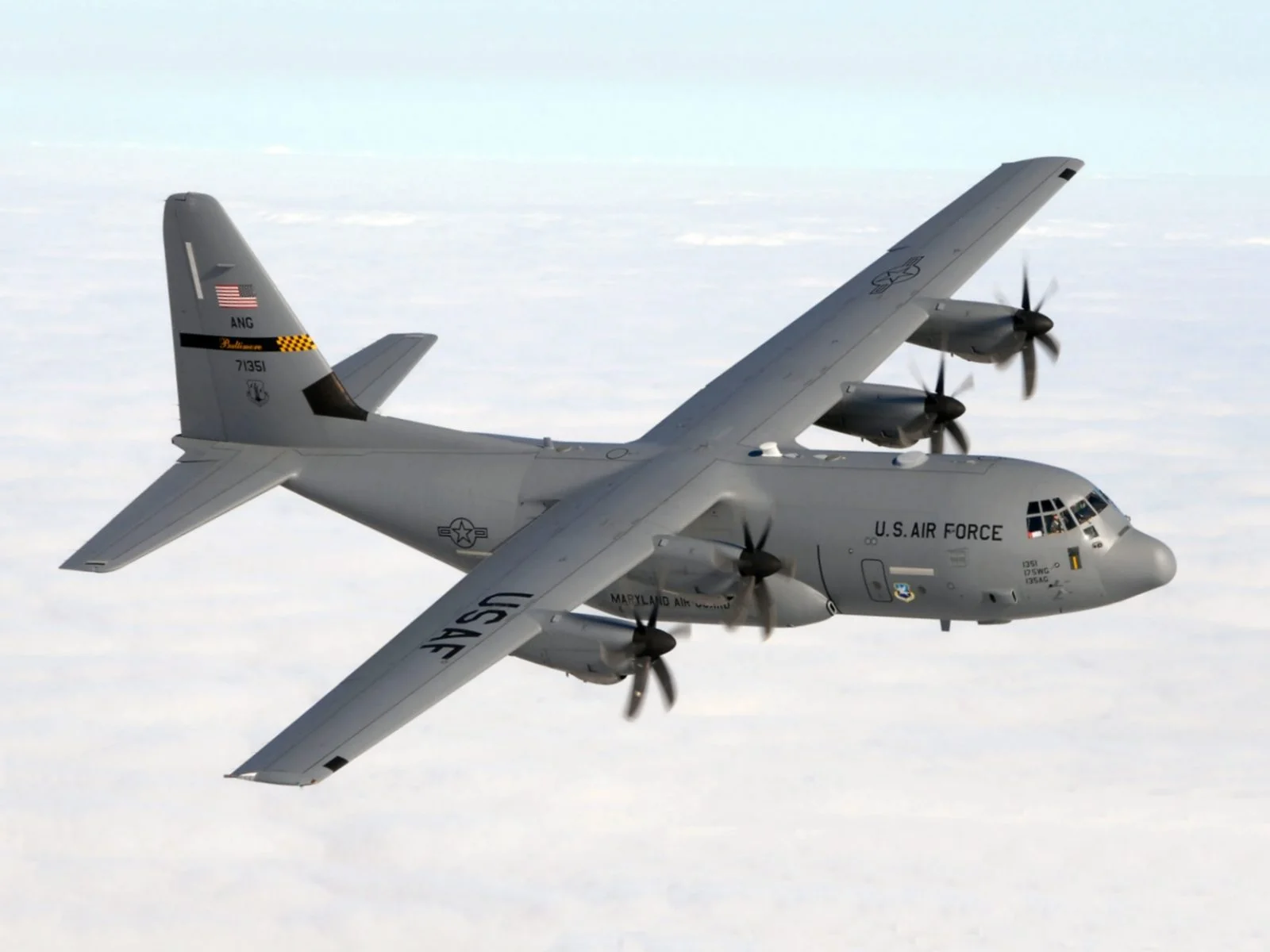 Военно-транспортный самолёт C-130J Super Hercules ВВС Национальной гвардии США в полёте