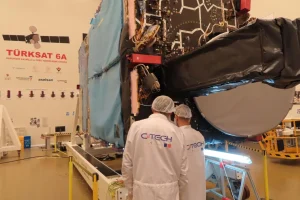 CTech mühendisleri temiz odada TÜRKSAT 6A uydusunun önünde çalışıyor