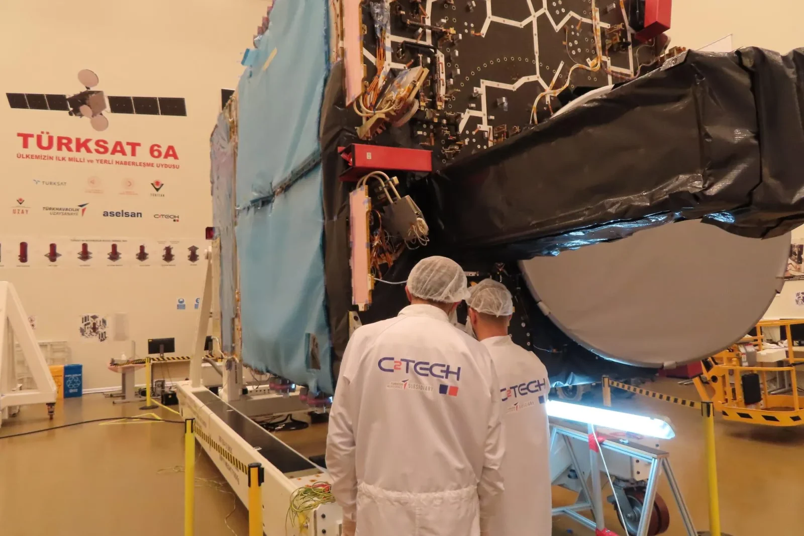 CTech mühendisleri temiz odada TÜRKSAT 6A uydusunun önünde çalışıyor