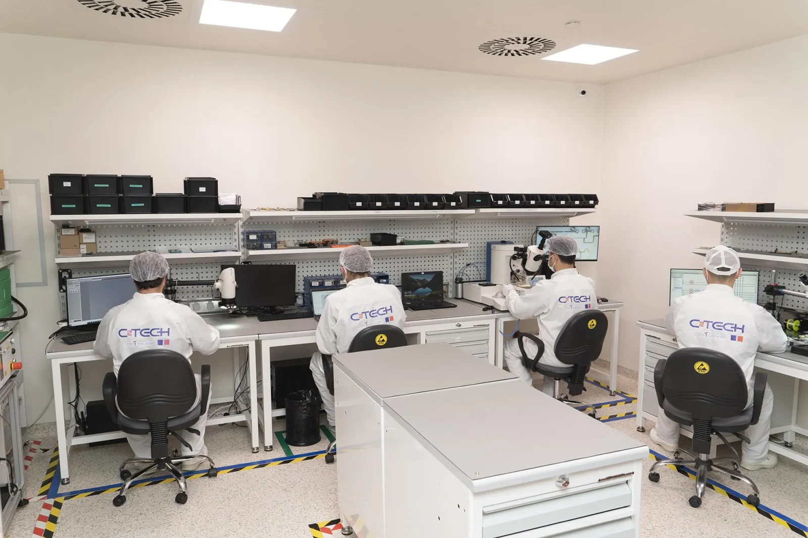 CTech temiz odasında elektronik kart üretimi yapan ekip