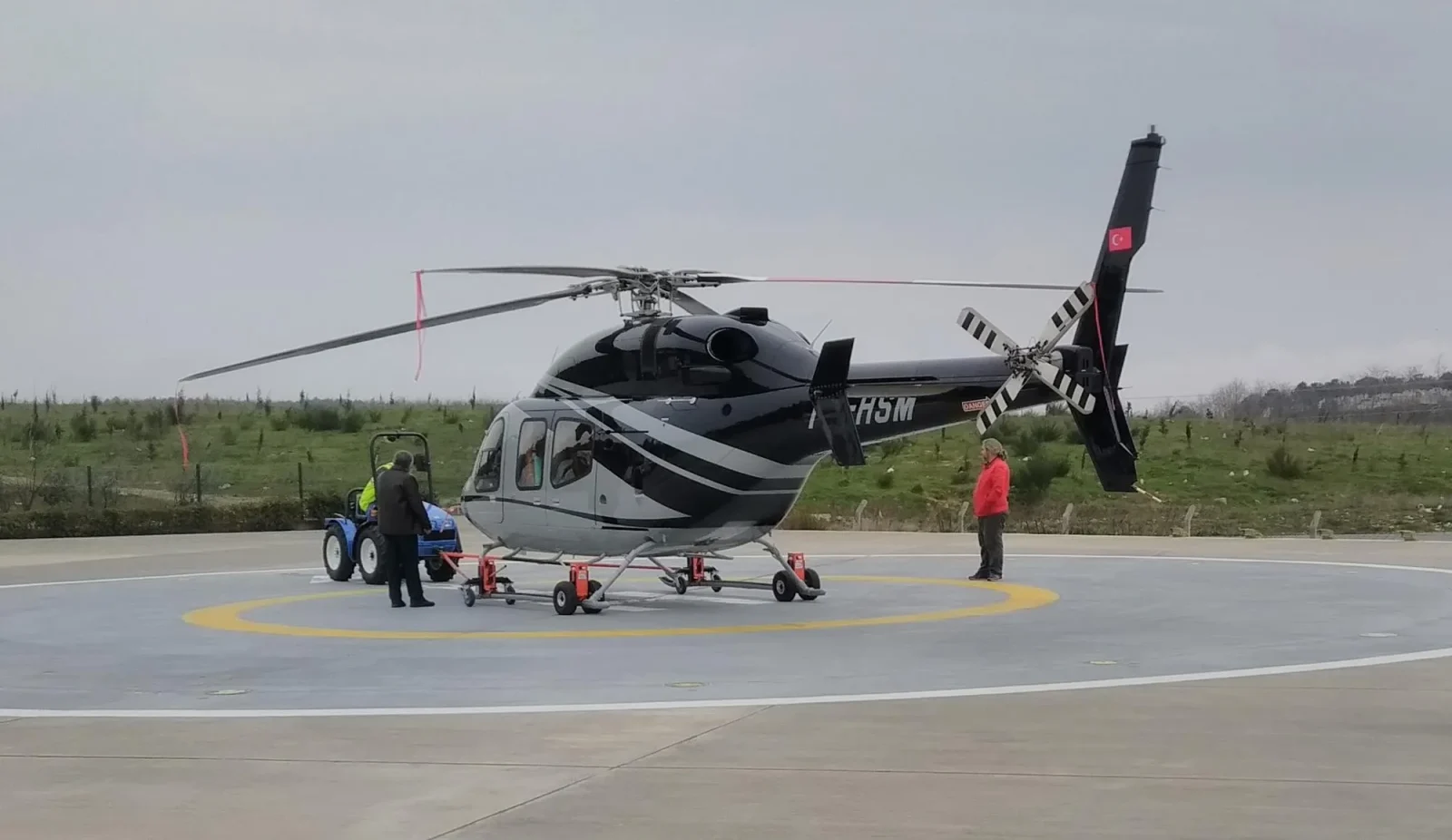 Helicóptero preparado en el helipuerto para trabajos de integración LOS