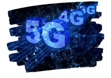 رسم توضيحي بطابع شبكات يحمل عبارات 5G و4G و3G