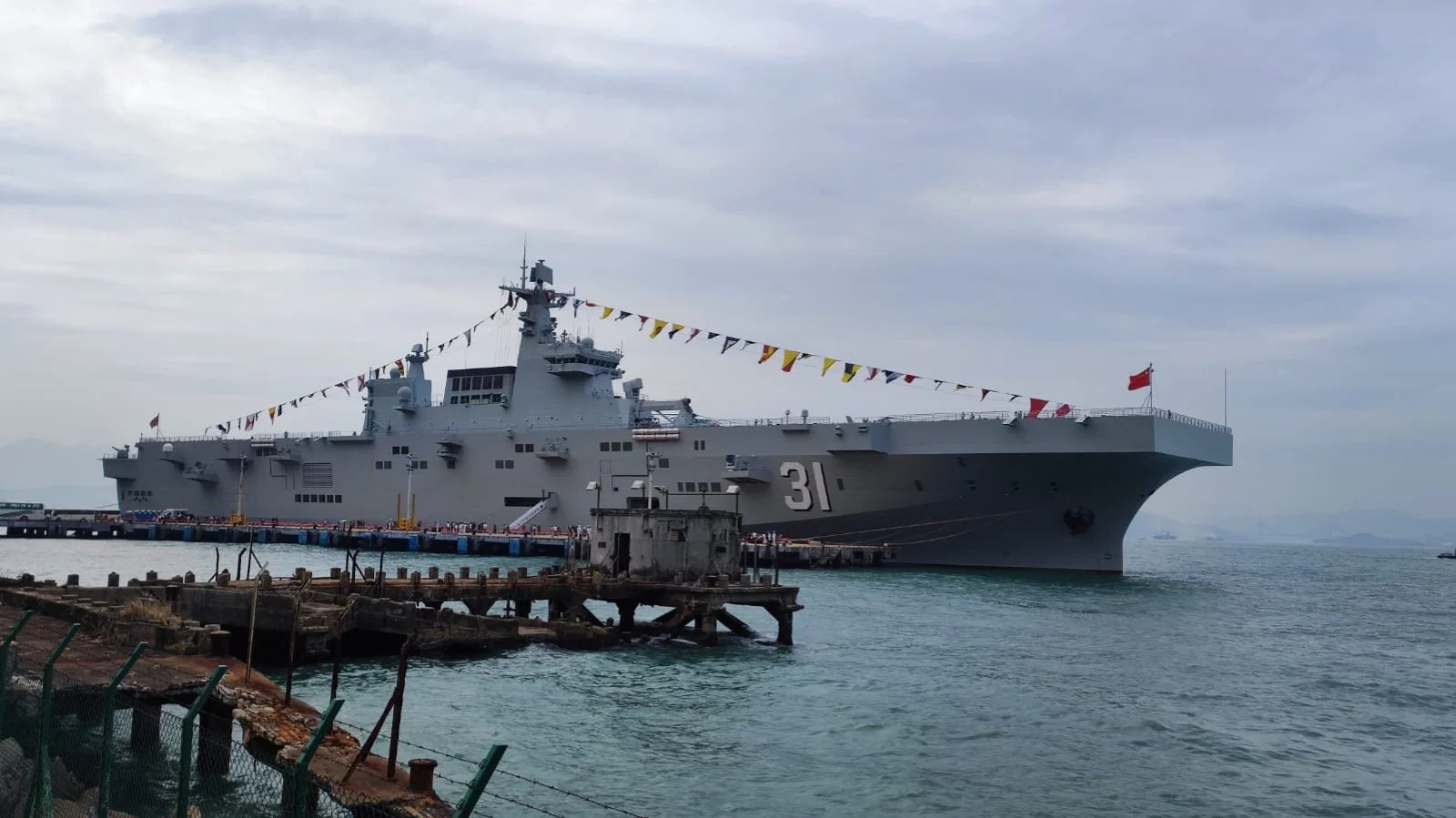 Çin Type 075 amfibi hücum gemisi Hainan
