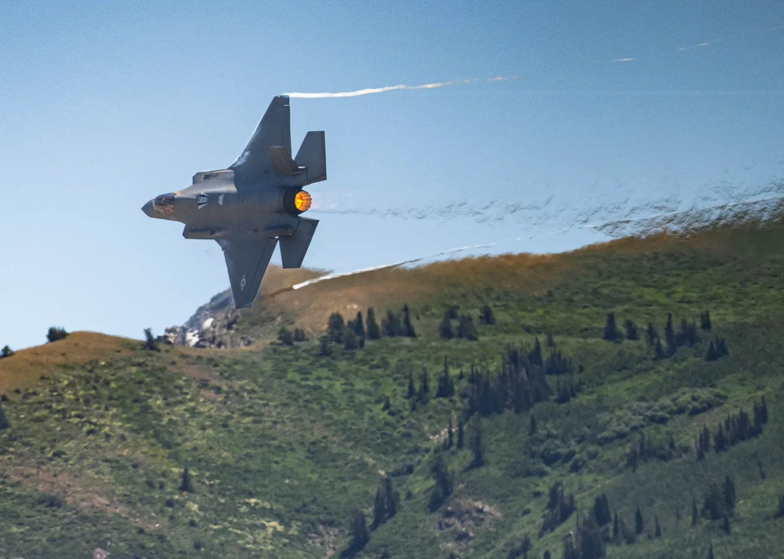 F-35A Lightning II Gösteri Timi'ne ait bir uçak Hill Hava Üssü'nde tatbikat uçuşu sırasında