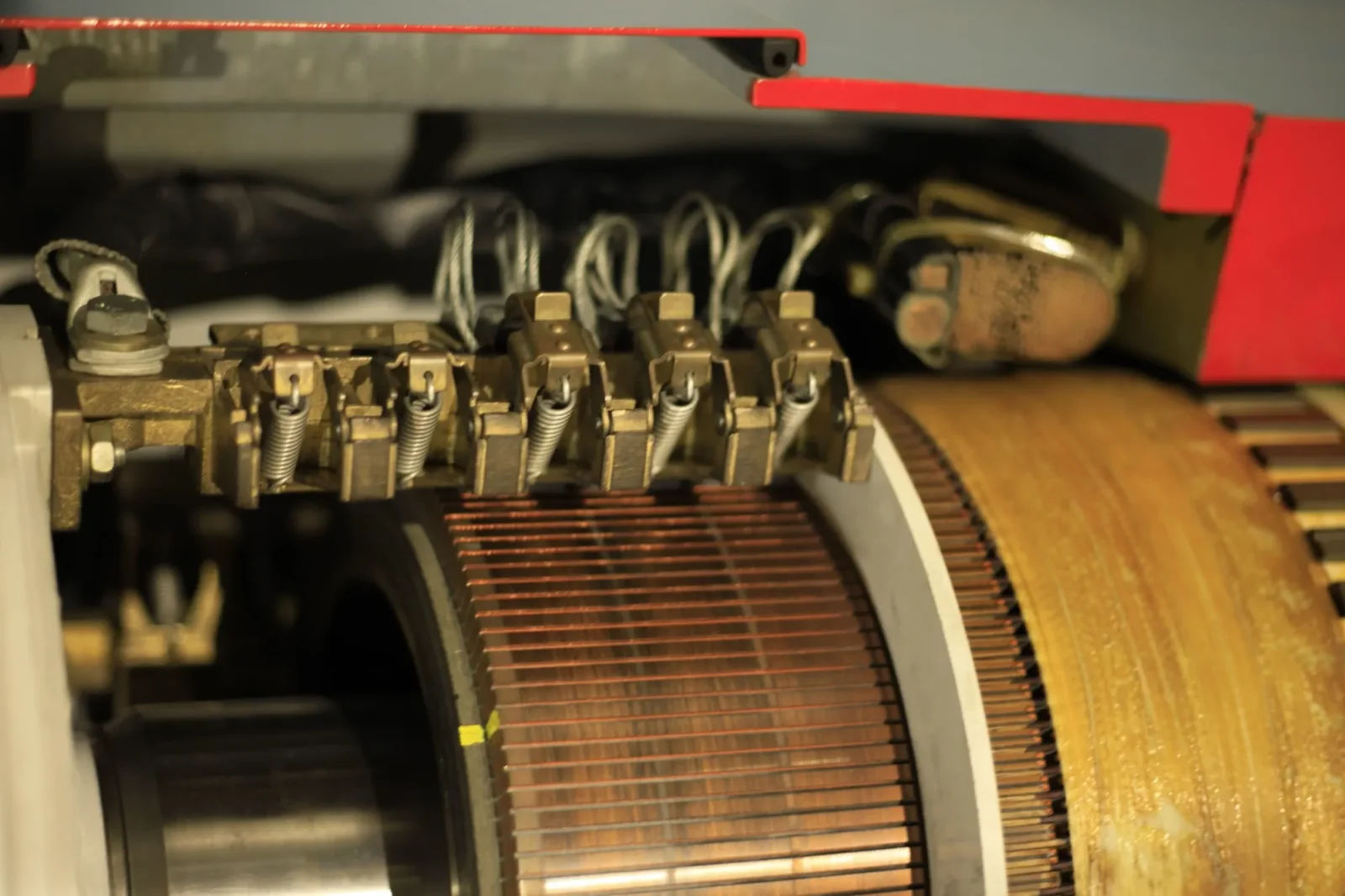 FEMSAN DC motors: from 0.18 kW to 397 kW 4 DC motor commutator and brushes