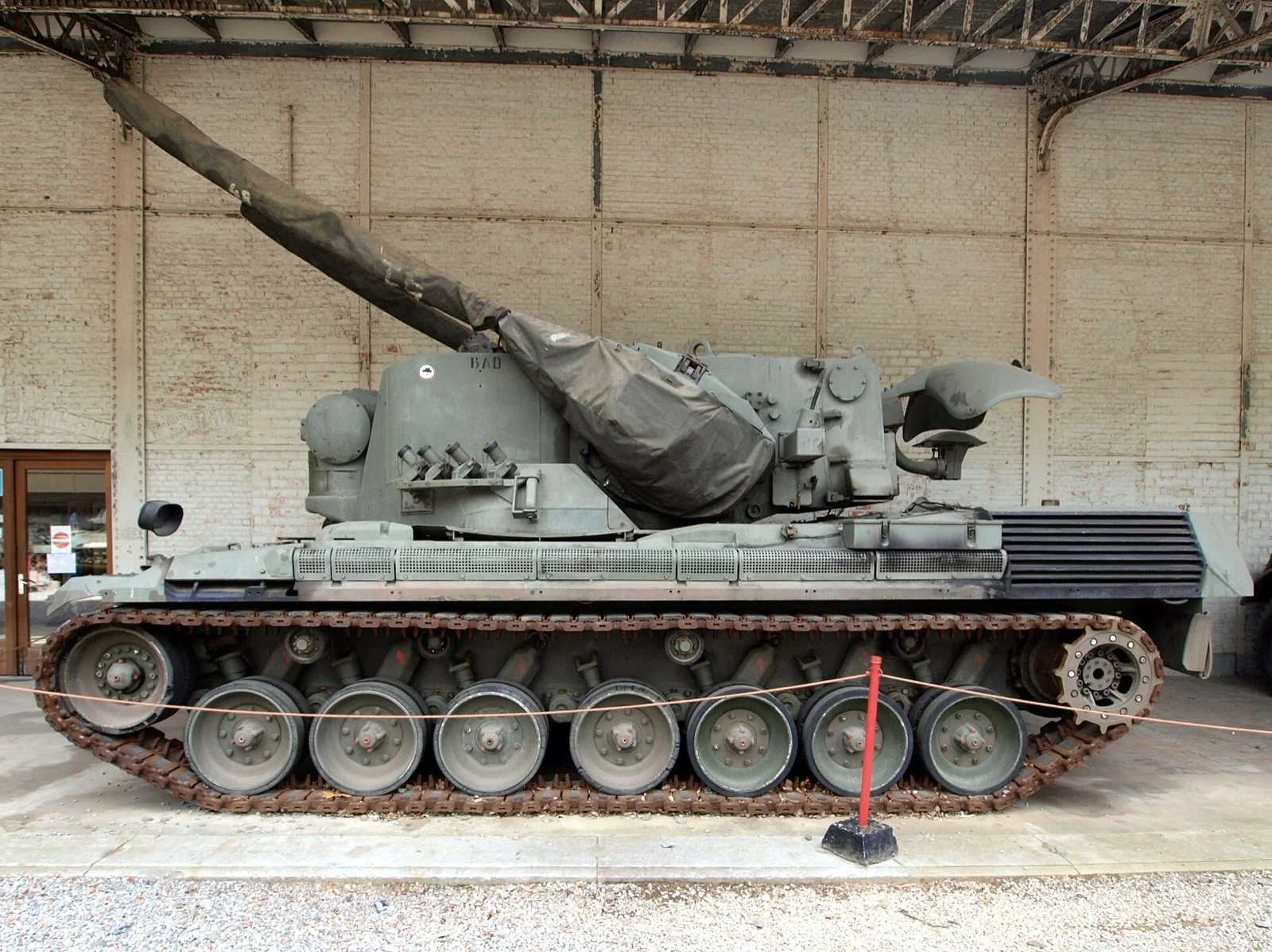 Dünyanın En İyi 10 Kısa Menzilli Hava Savunma Sistemi: KORKUT Zirvede — Gepard, Pantsir-S1, Skyranger Karşılaştırması 20 Flakpanzer Gepard çift 35 mm kundağı motorlu uçaksavar yandan görünüm