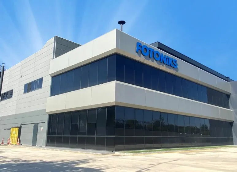 Montaje de sistemas electro-ópticos en el área de producción de FOTONİKS