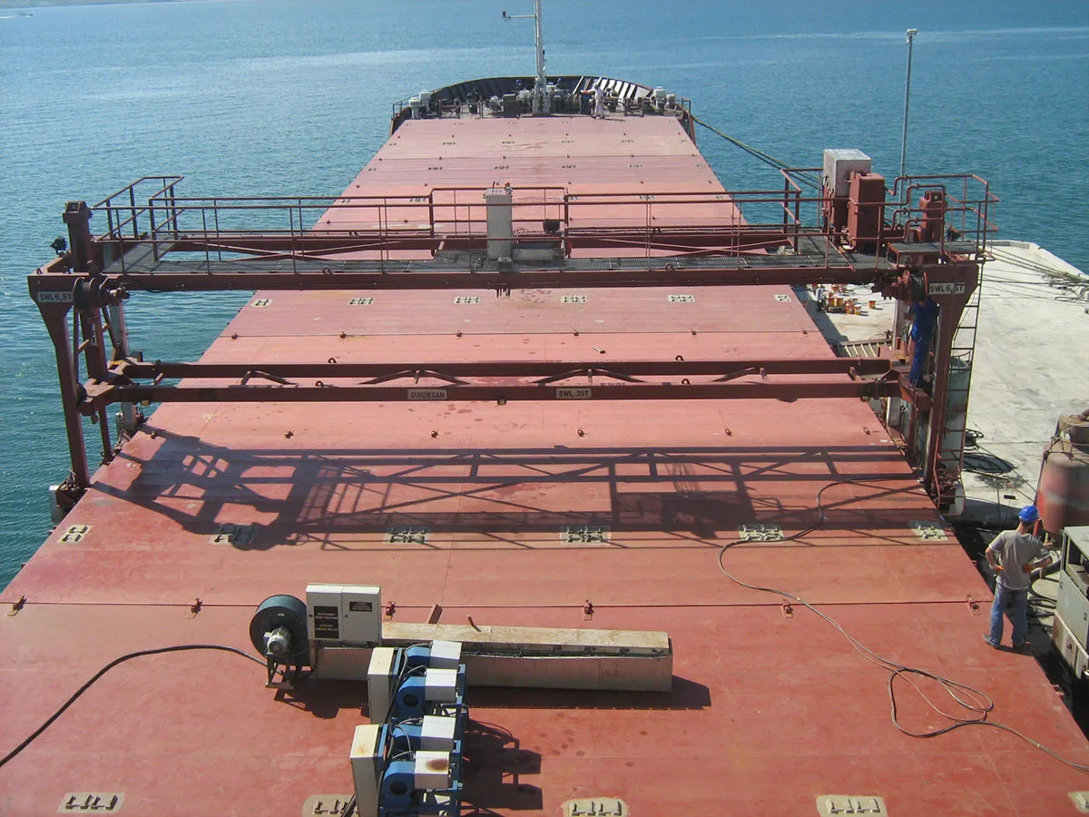 GÜRDESAN folding-type hatch cover during installation