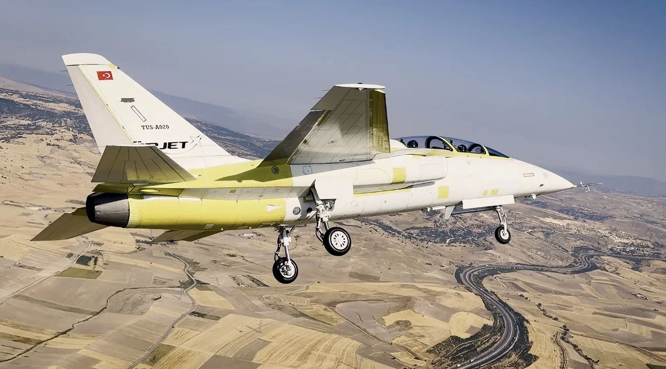 HÜRJET teslimat uçağının arkadan görünümü, kuyruk numarası TUS-A020