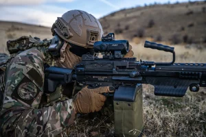 KMG762 makineli tüfeğiyle mevzilenmiş asker, kol yamasında marka ismi