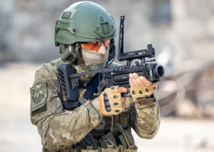 KGL40 namlu altı bombaatarını tek başına tutan asker