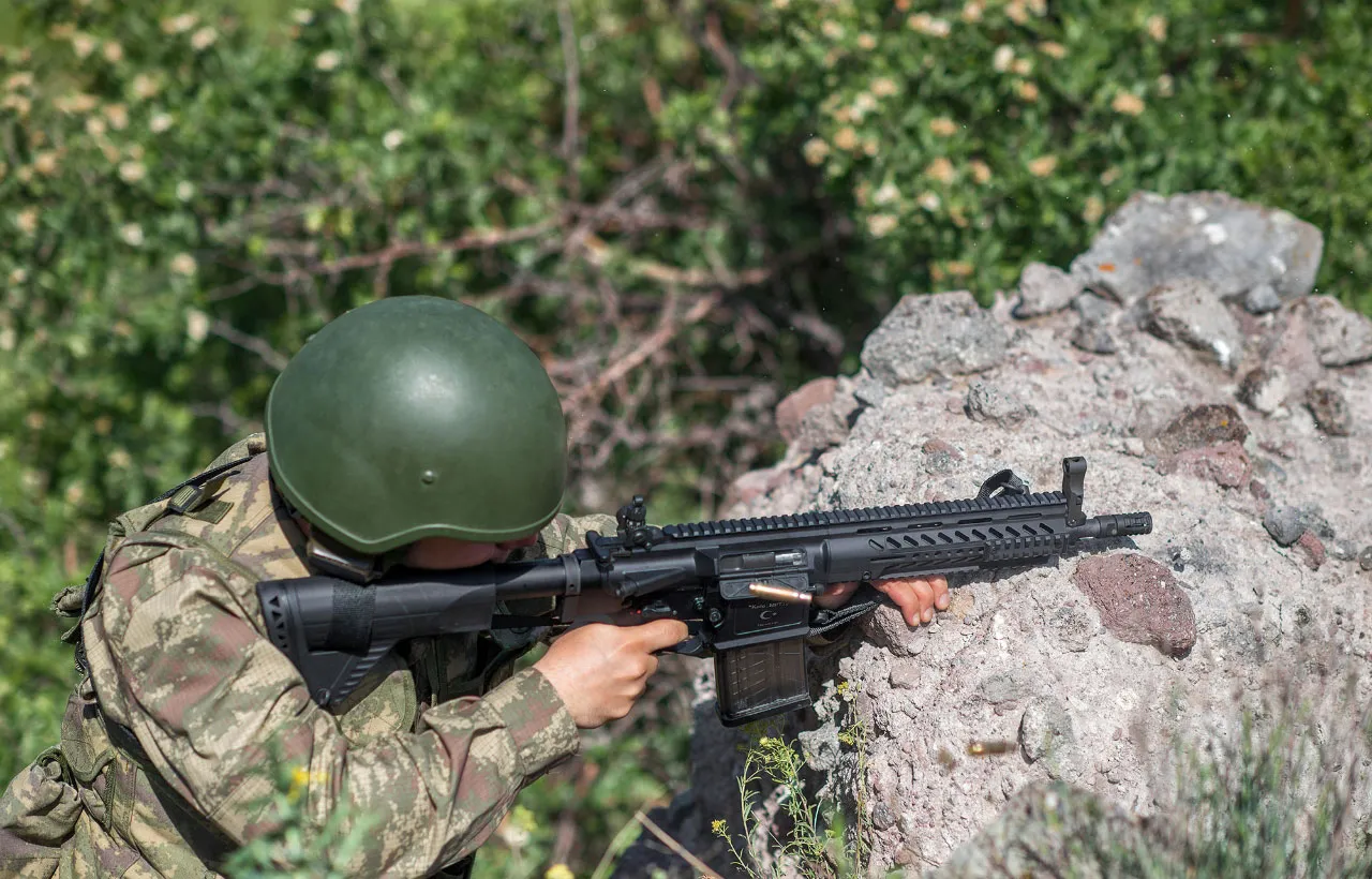 MPT-76 ile atış pozisyonunda asker