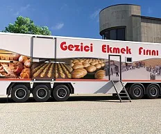 Üzerinde 'Gezici Ekmek Fırını' yazan, ekmek ve pasta görselleriyle kaplanmış çok dingilli bir tır dorsesinin yandan görünümü