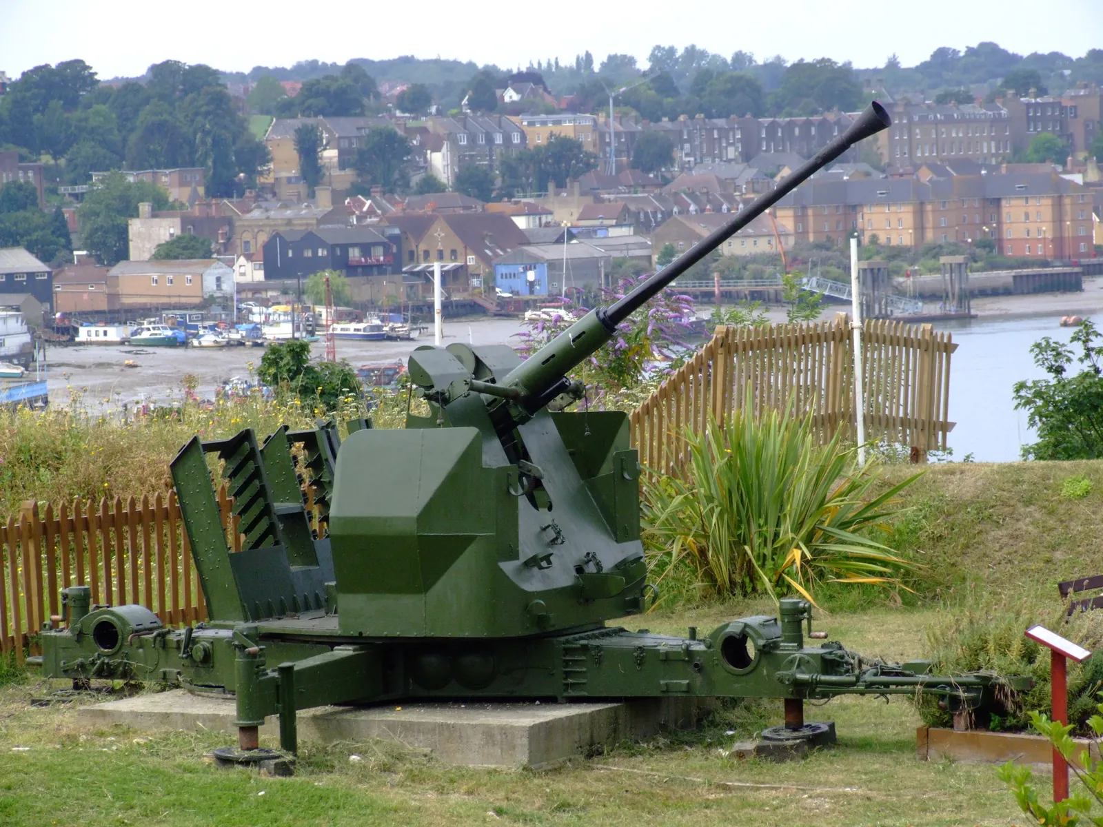Kenya'nın örgütlü hava savunmasının tamamını oluşturan Bofors 40 mm L/70 uçaksavar topundan bir örnek