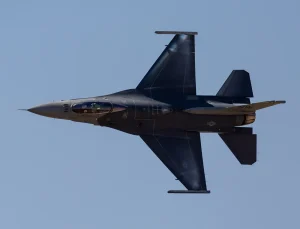 Lockheed Martin, canlı av uçağı önleme gösteriminde yapay zekâ ajanını sensörlerle birleştirdi