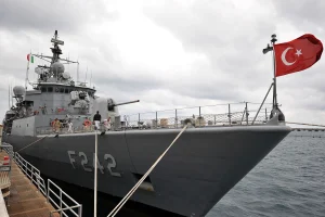 ما هي الأنظمة الوطنية على متن TCG Fatih (F-242)؟