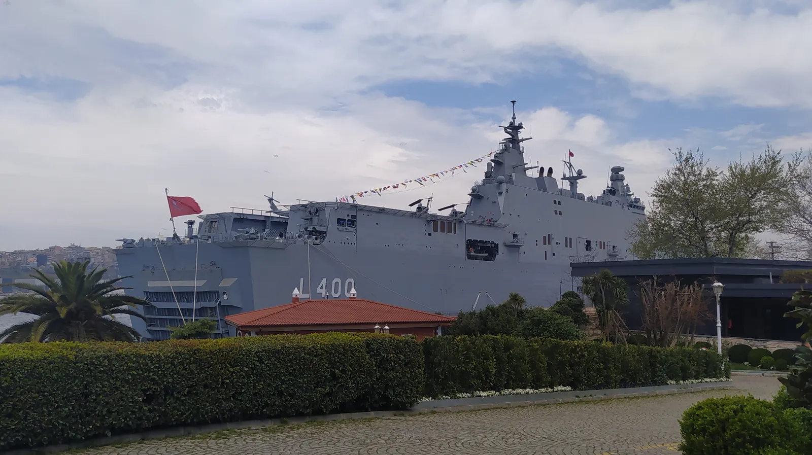 Dünyanın En Pahalı Savaş Gemileri (2026): Pahalı Olan Büyüklük Değil, Yoğunluk 7 Türk Deniz Kuvvetleri’ne ait TCG Anadolu (L-400) havacılık amfibi hücum gemisi