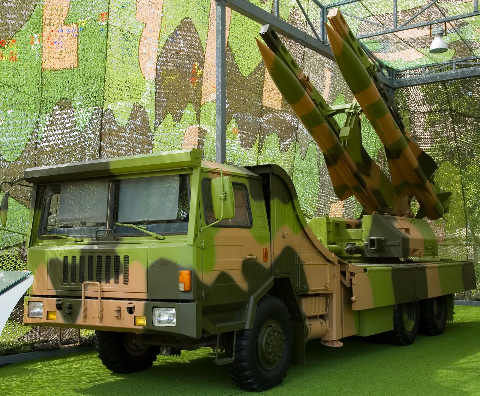 Myanmar'ın lisansla ürettiği KS-1M hava savunma füzesinin temelini oluşturan Çin yapımı KS-1 fırlatıcısından bir örnek