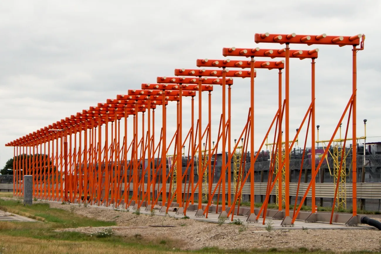 Postes del sistema de luces de aproximación de pista de un aeropuerto