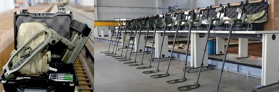 Solda taşıma çantası içinde katlanmış OZAN mayın dedektörü, sağda bir tesiste sırayla dizilmiş çok sayıda OZAN cihazı