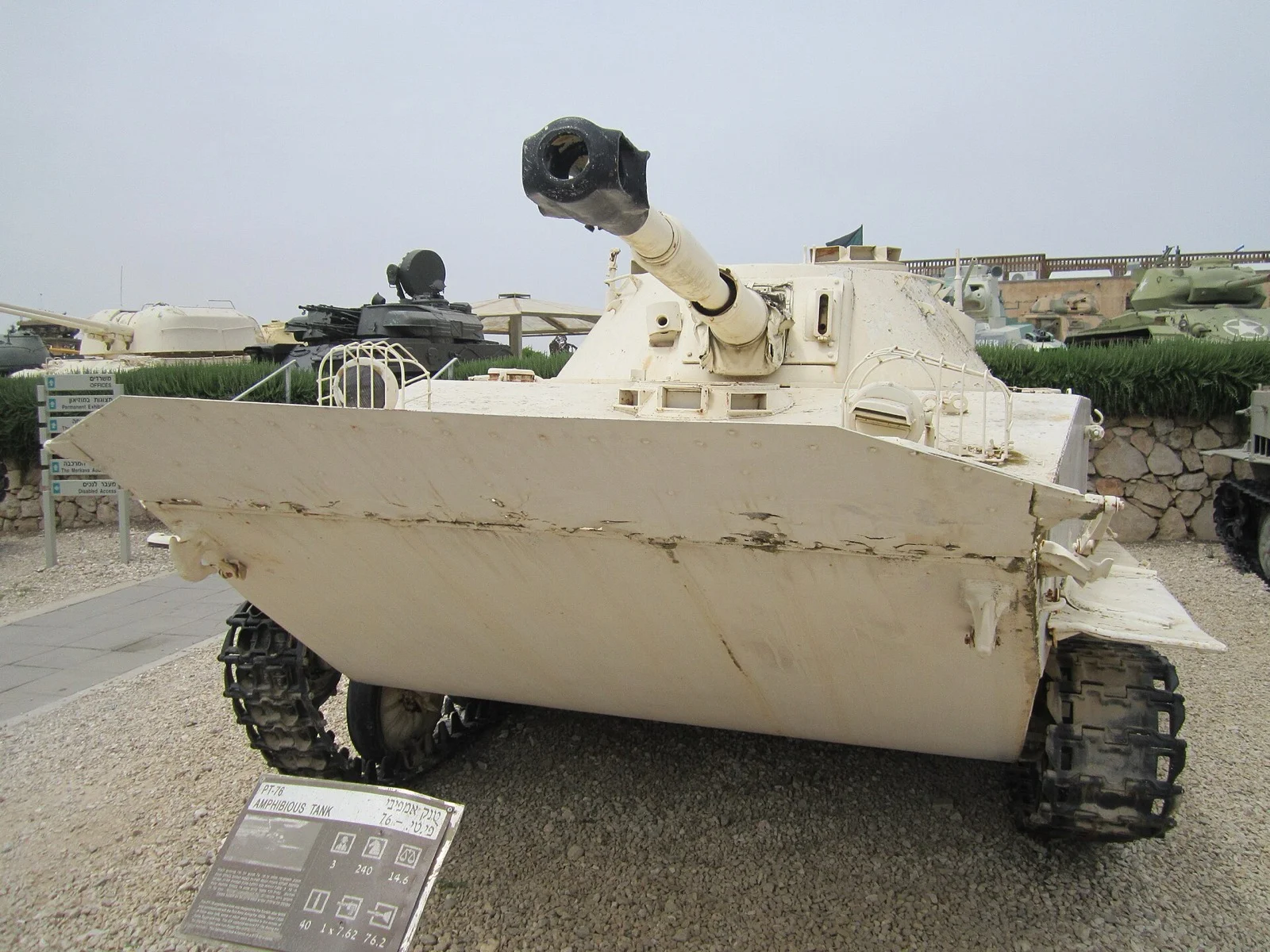 PT-76 Sovyet amfibi hafif tankı yandan görünüm
