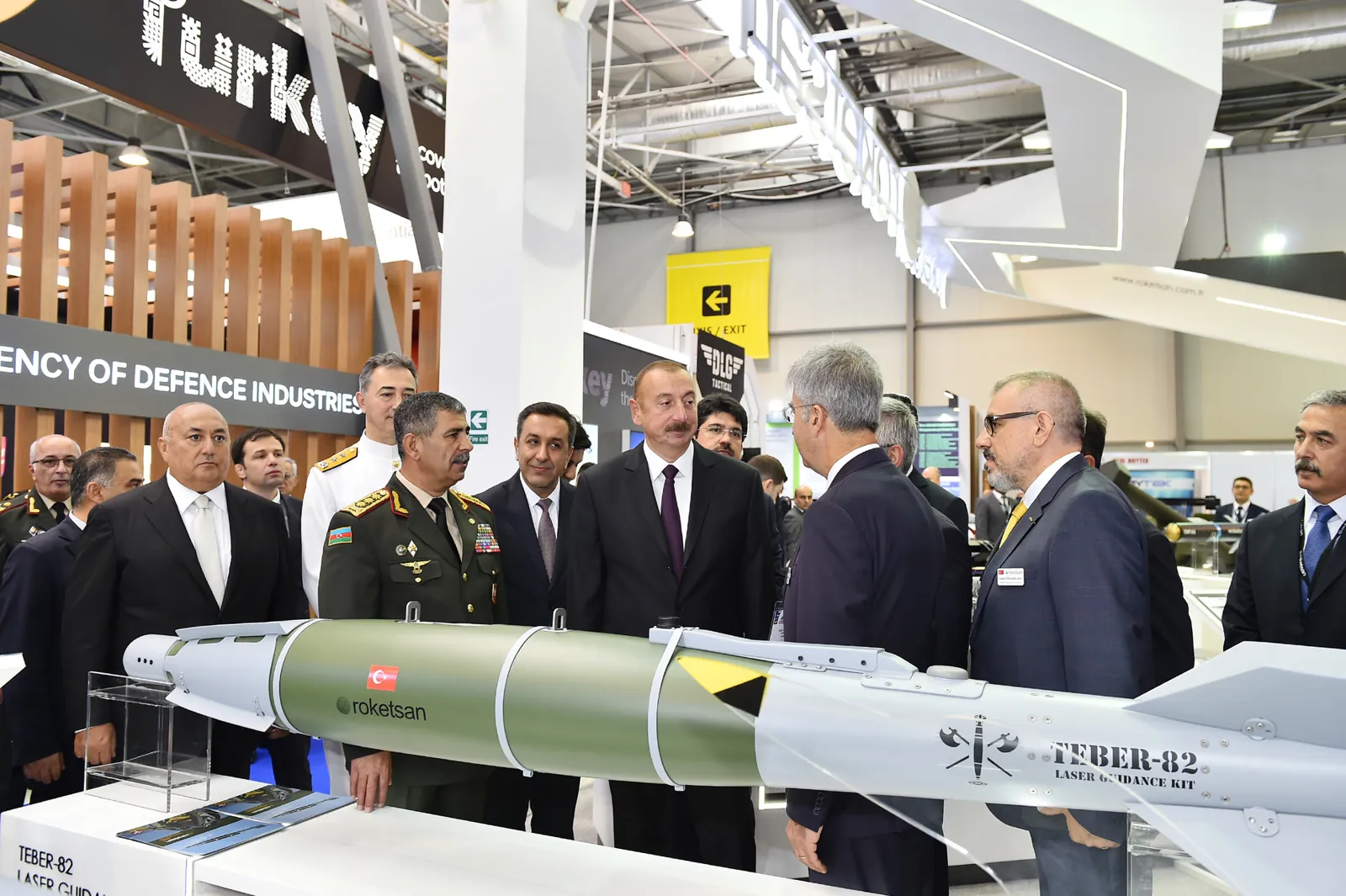 ROKETSAN'ın TEBER-82 lazer güdüm kiti ADEX savunma fuarında sergilenirken; güdüm kitleri de kalite yönetim sistemi ve akredite laboratuvar doğrulamalarına tabidir.