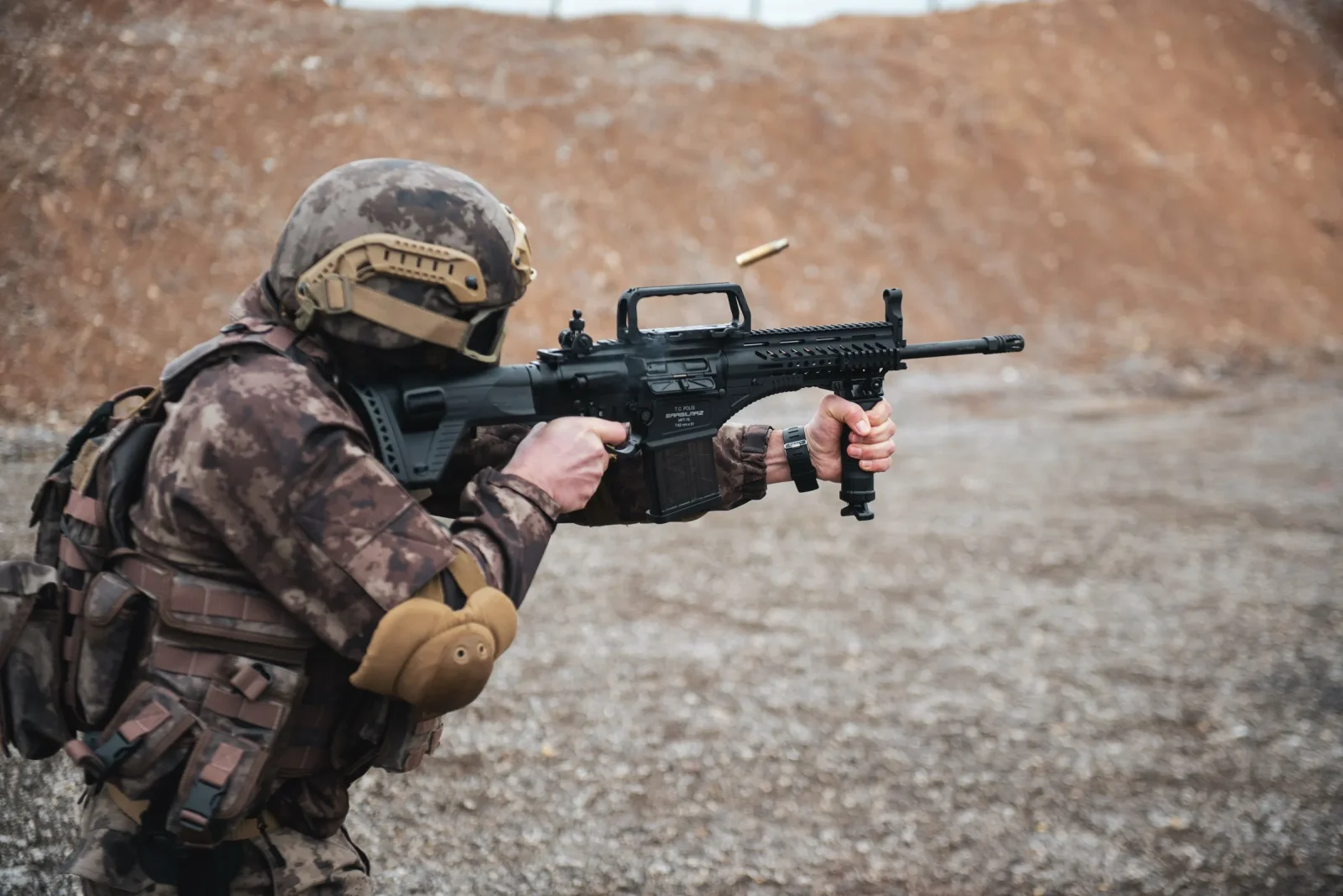 MPT-76 SH piyade tüfeğiyle atış yapan personel