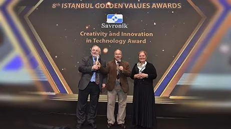 Savronik yönetim kurulu üyeleri İstanbul Ekonomi Zirvesi ödül töreninde
